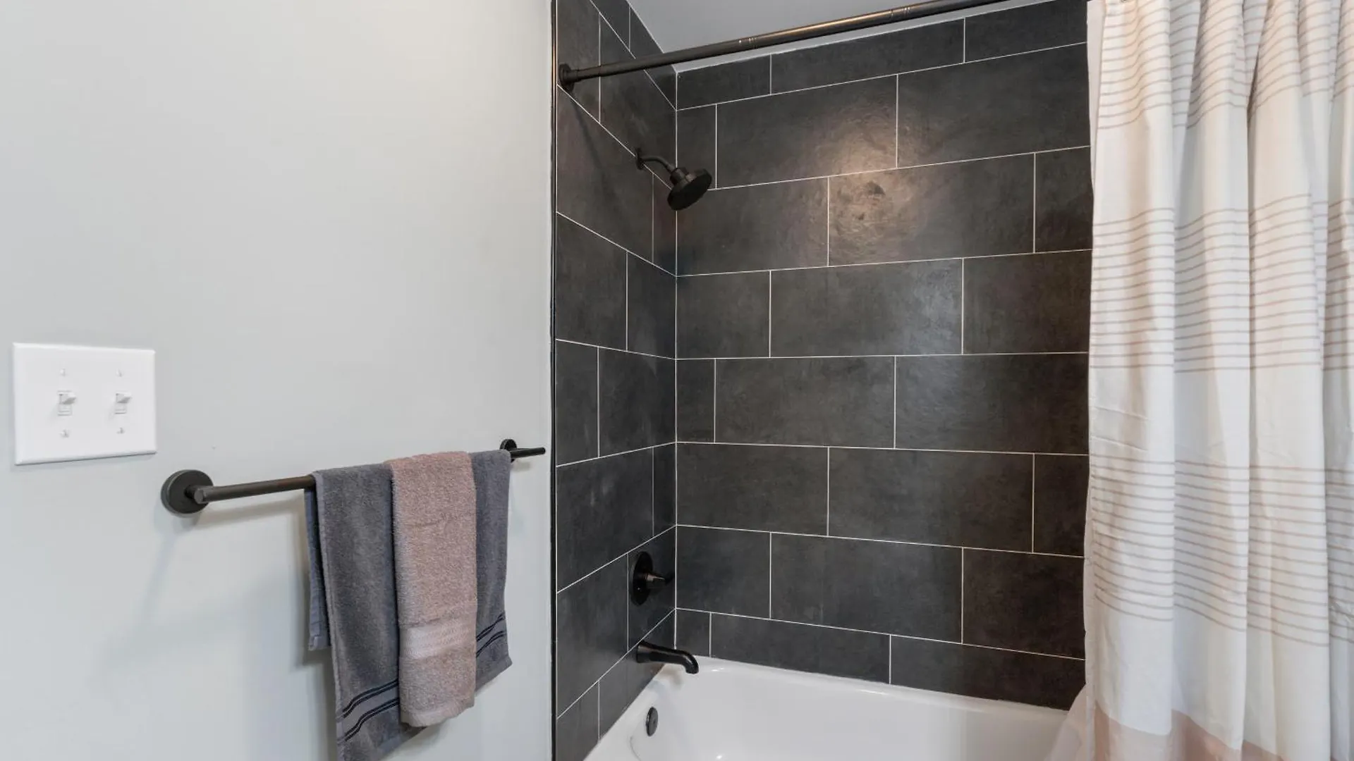 Comfortable 4 Bedroom House Minutes From Uptown שרלוט בית נופש